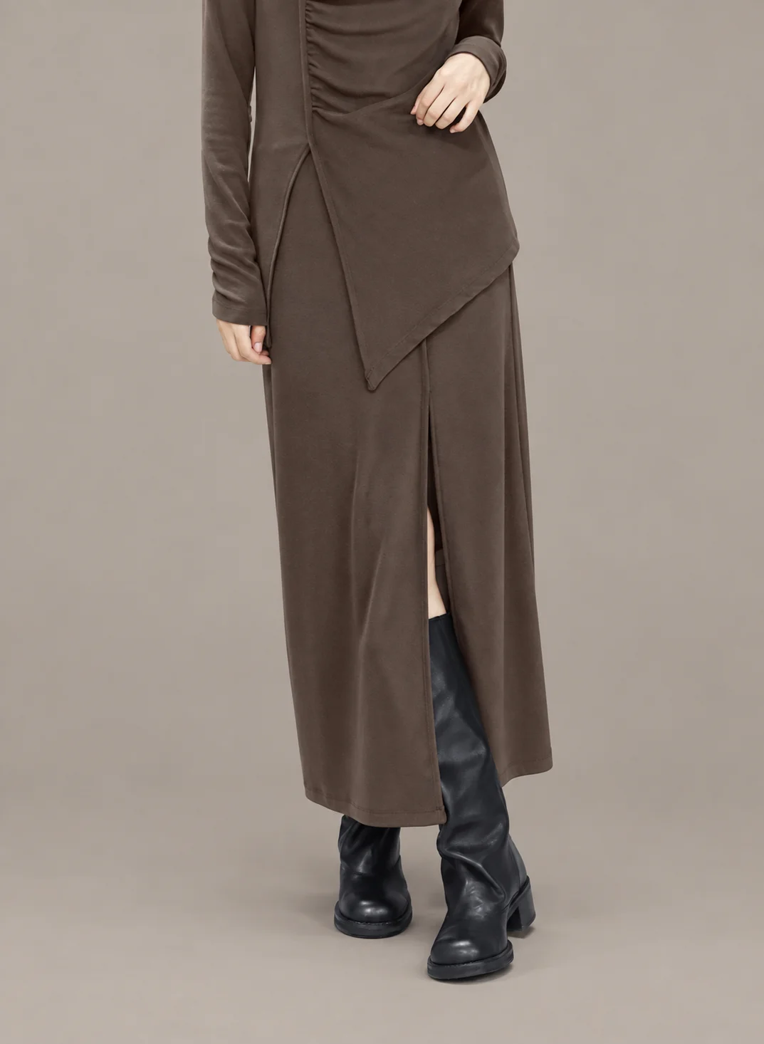 Deep slit soft skirt