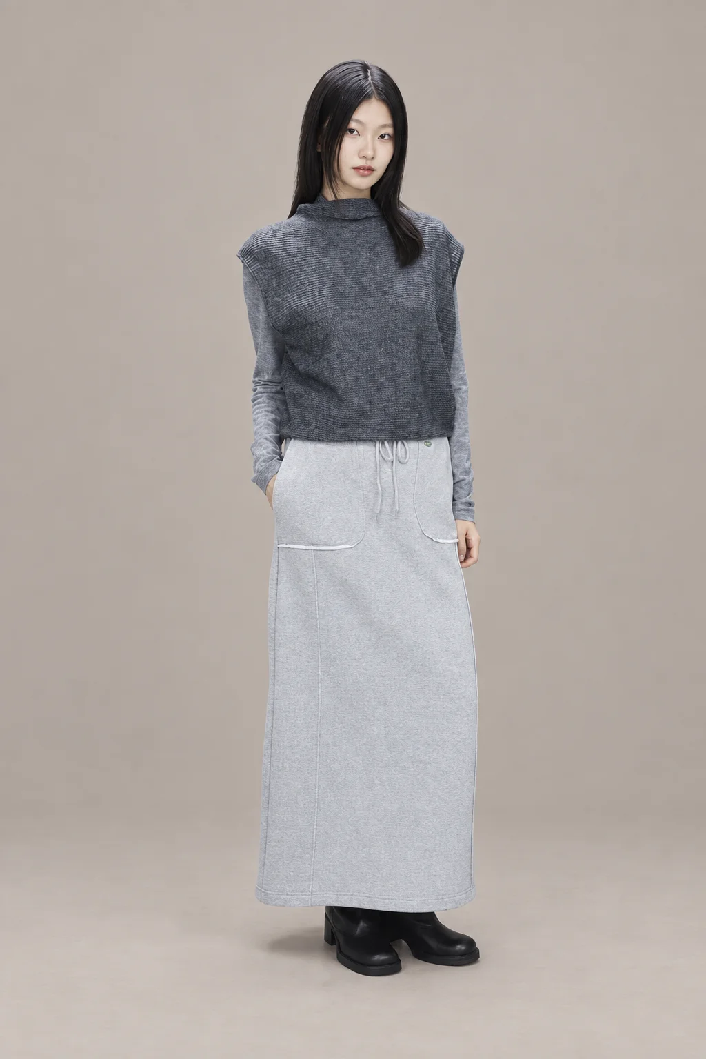 Sleeveless high neck knit 착장컷