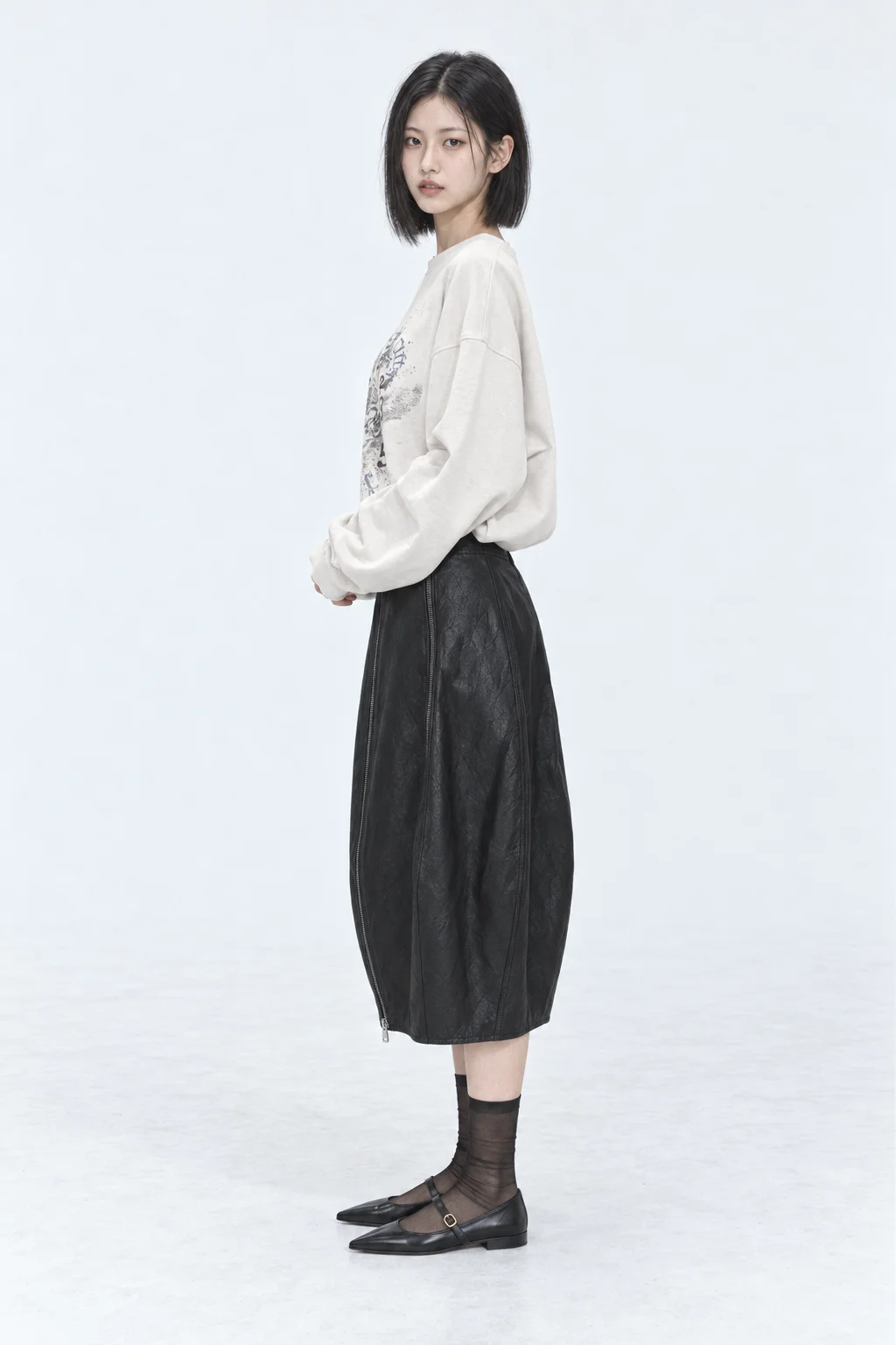 Shining leather effect skirt 착장컷