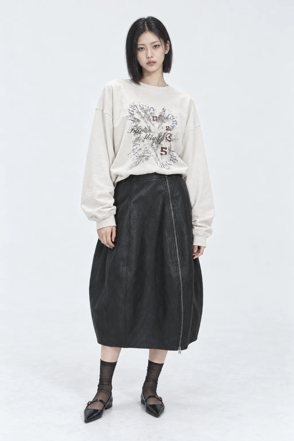 Shining leather effect skirt 제품컷